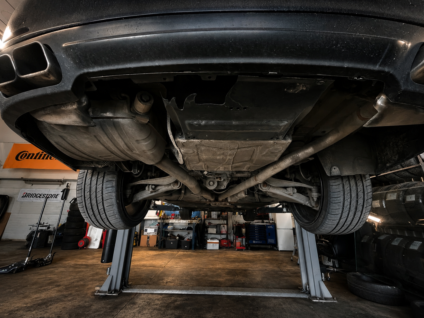 Auto alus tõstukil Wheelboxi Tallinna töökojas